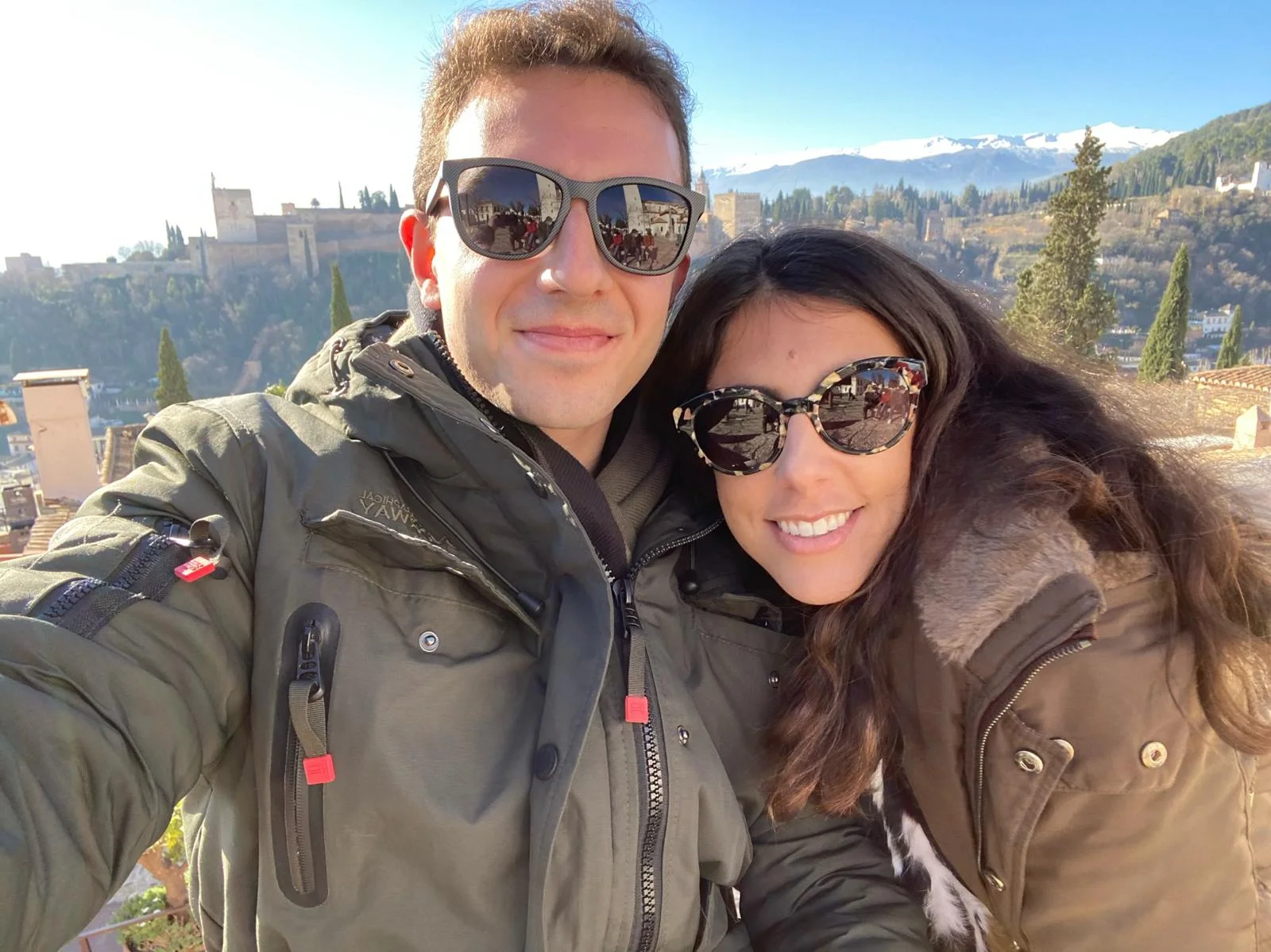 María y Luis en Granada con la Alhambra de fondo