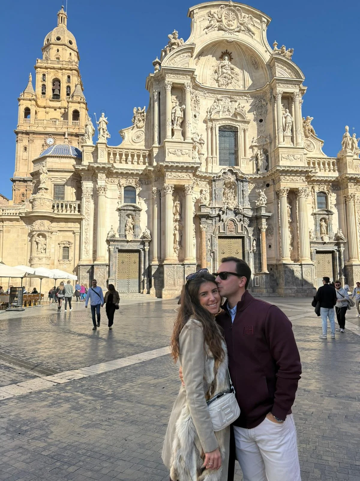 María y Luis frente a una catedral
