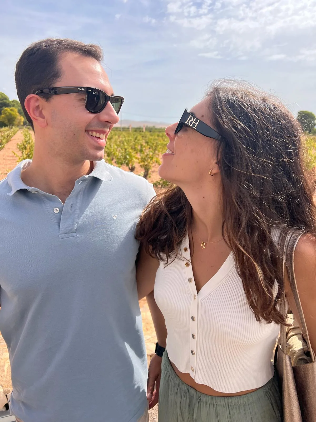 María y Luis sonriendo en un viñedo