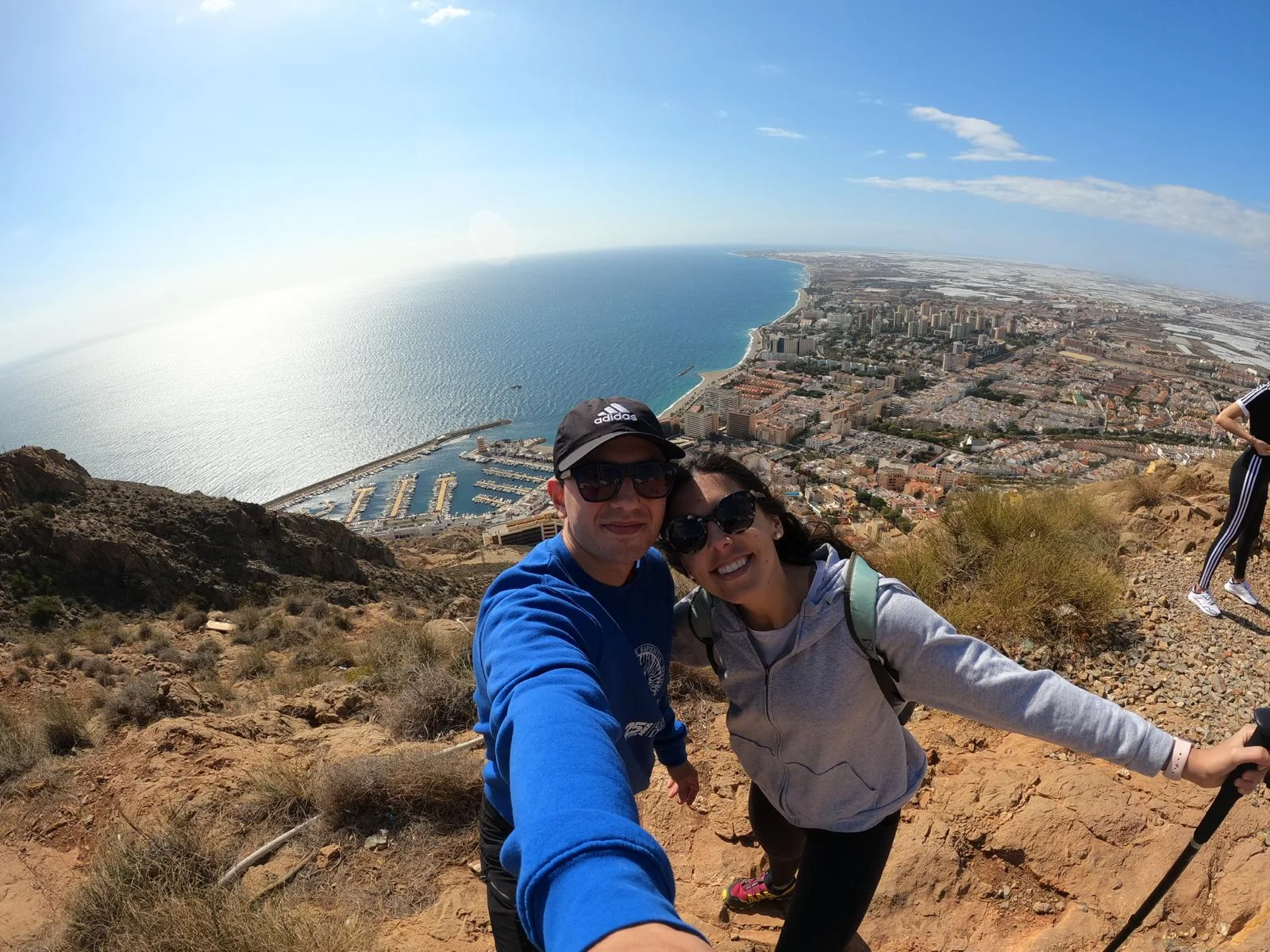 María y Luis con la costa de Almería al fondo