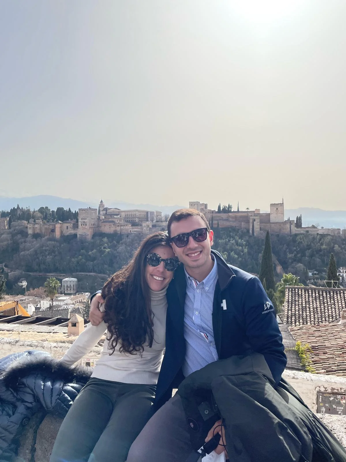 María y Luis en un mirador de Granada