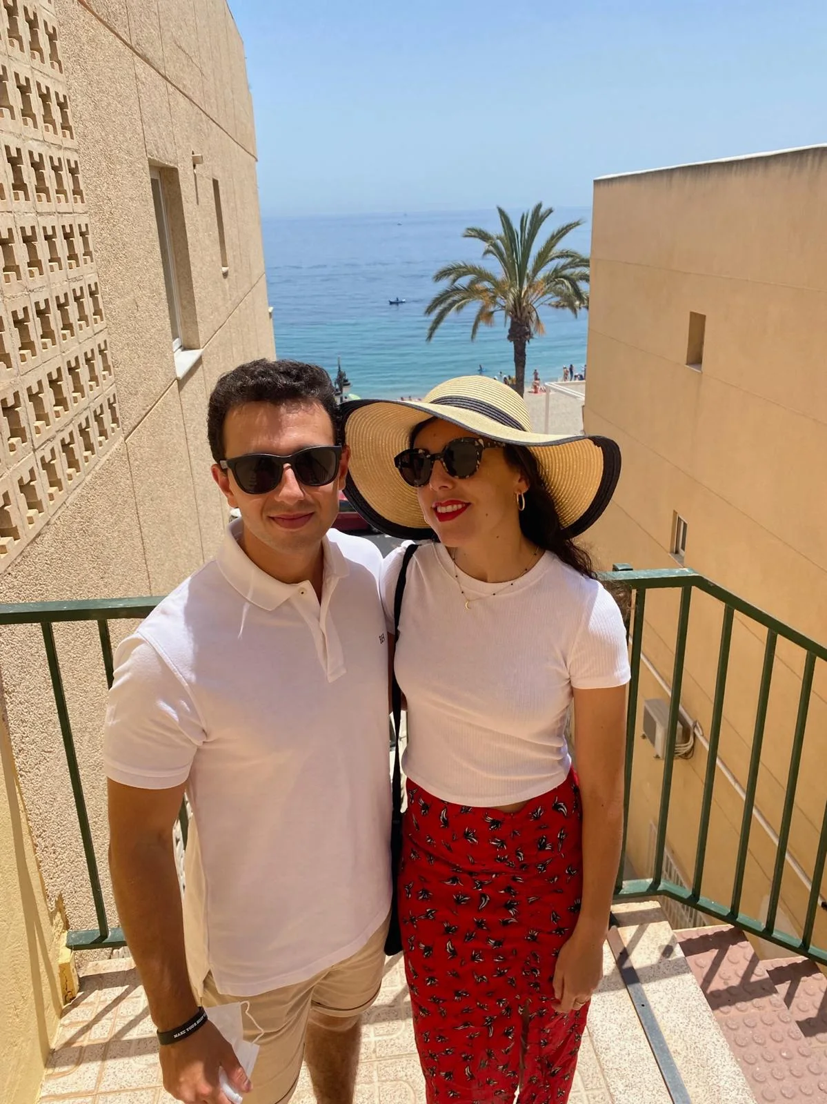 María y Luis junto al mar