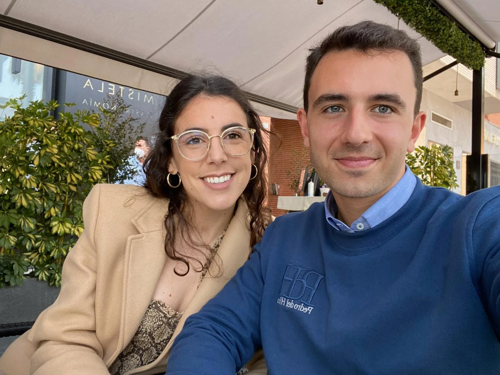 Selfie de María y Luis en una terraza