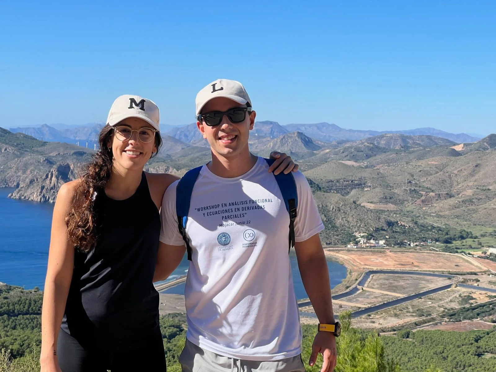 María y Luis en un mirador de costa y montaña