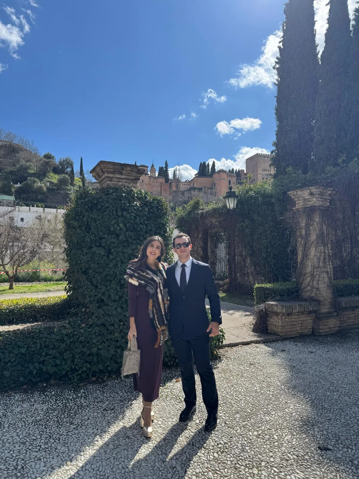 María y Luis vestidos de ceremonia en Granada