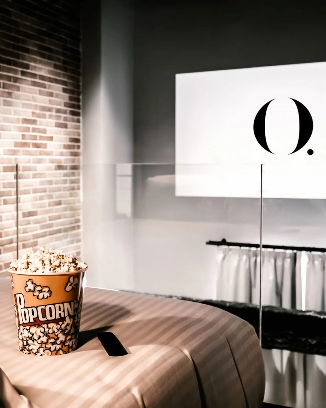 Habitación de HO Paseo de Almería con pantalla de proyección